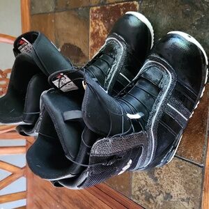 Snowboarding boots